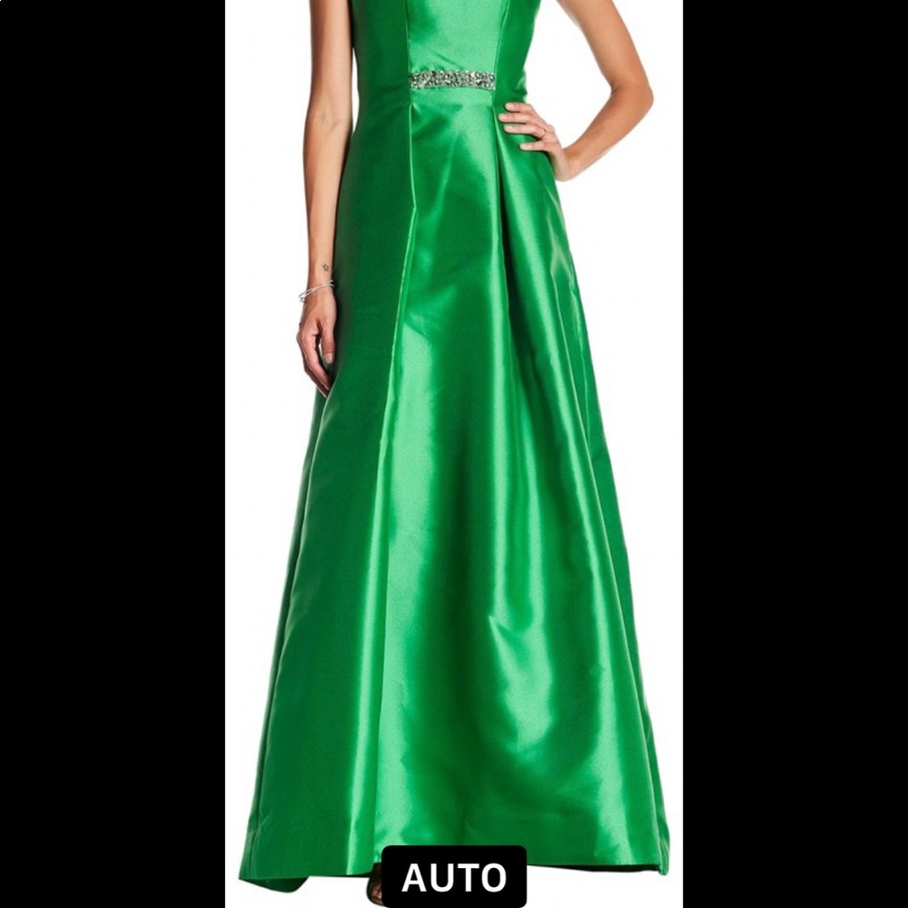 NWT gorgeous Kelly Green
Carmen Marc Valvo
Mikado Crisscross Back Formal Gown 4 - Picture 3 of 8